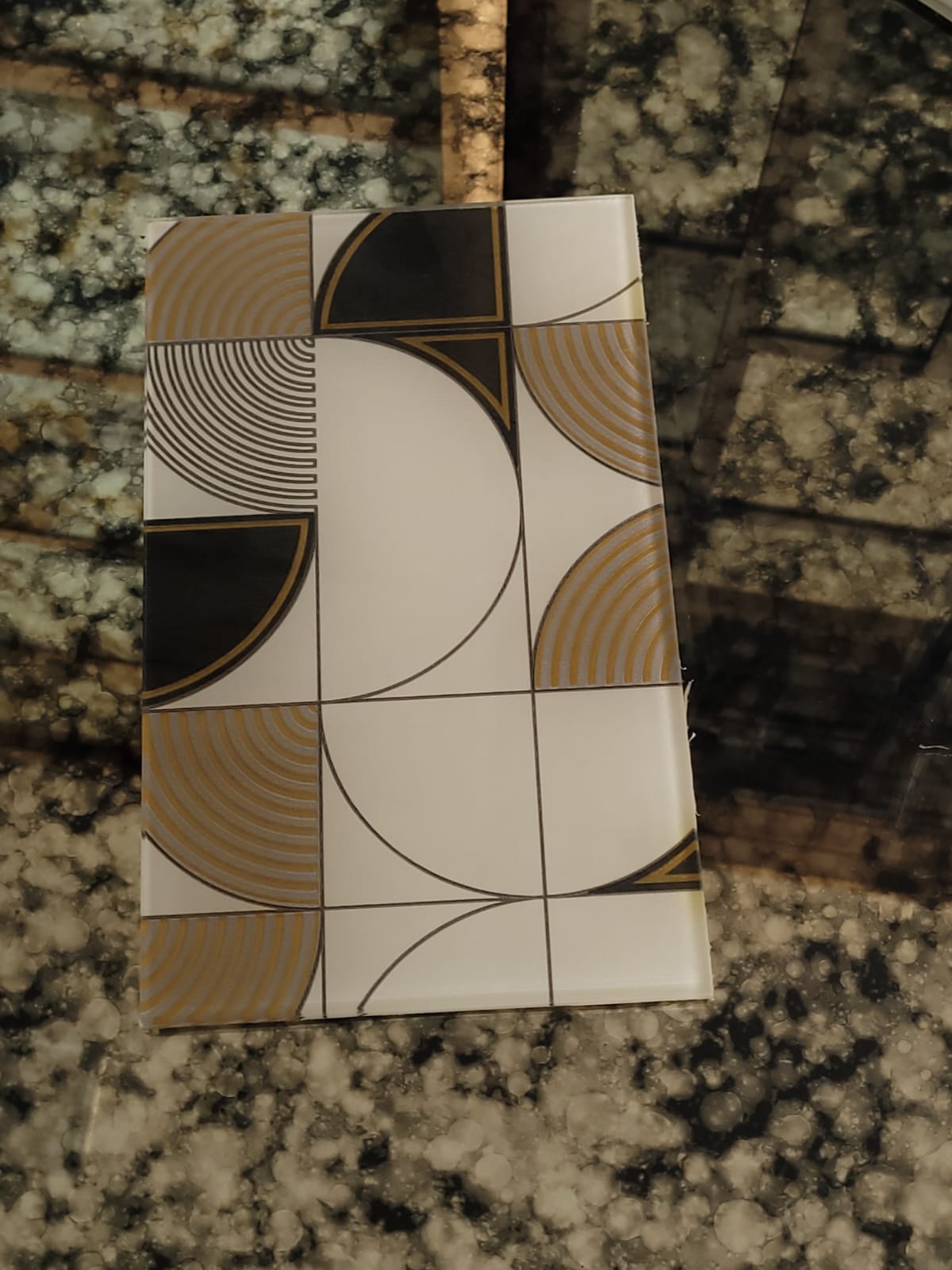 Arc-pattern glass — A composition of quarter circles and fine concentric arcs.