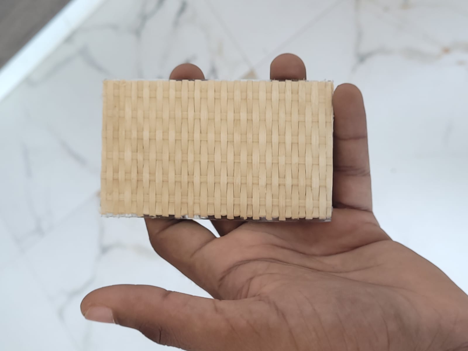 Close-woven pattern — A compact woven pattern with a warm, natural appearance.