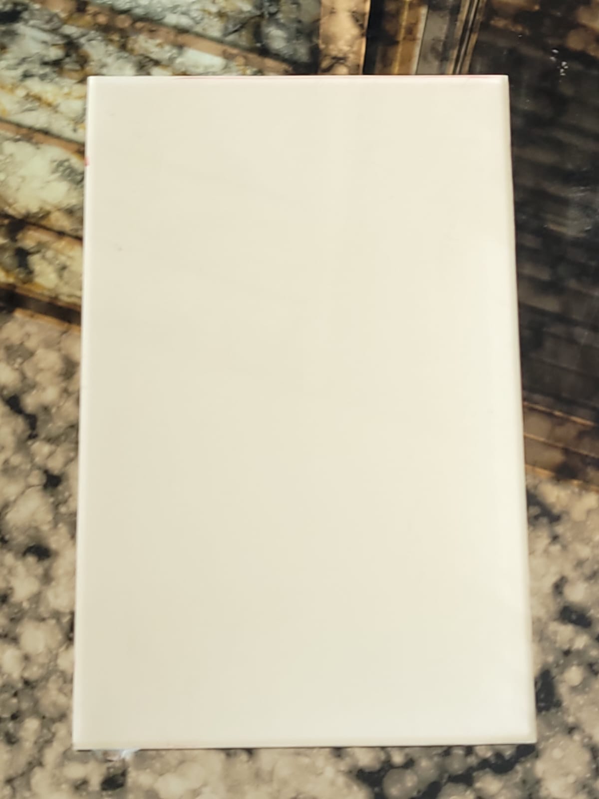 Ivory glass — A warm ivory finish with an understated appearance.