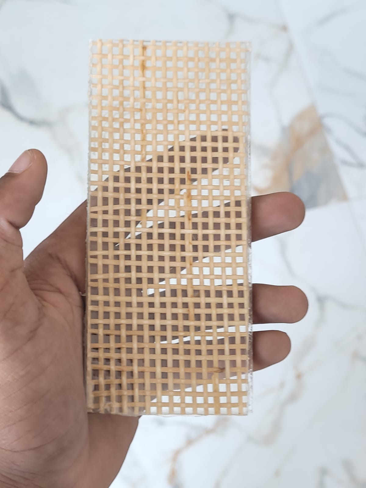 Square lattice pattern — A regular square lattice in a warm natural tone.